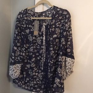 New Daisy Fuentes women’s blouse